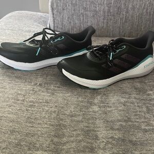 Brand new Adidas shoes 🌼bundle and save!!